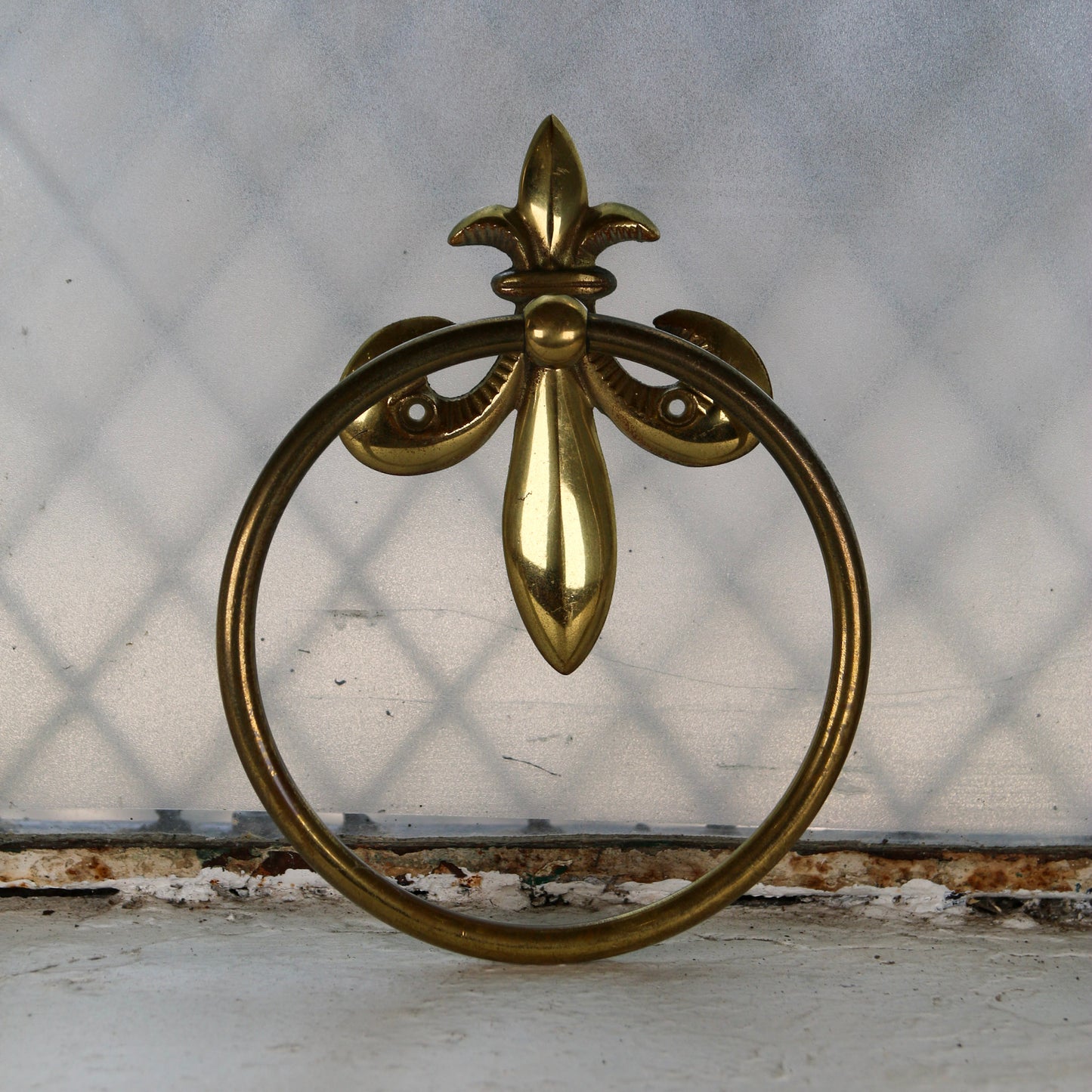 Fleur-de-Lis Metal Towel Ring