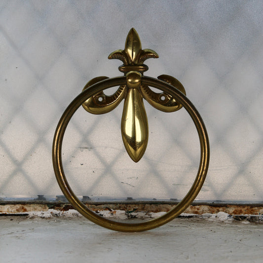 Fleur-de-Lis Metal Towel Ring