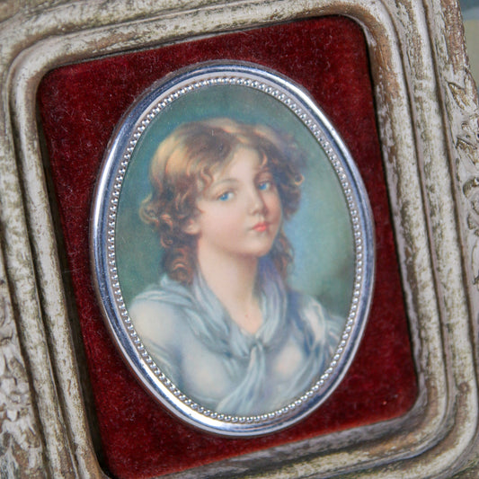 Small Vintage Cameo Print
