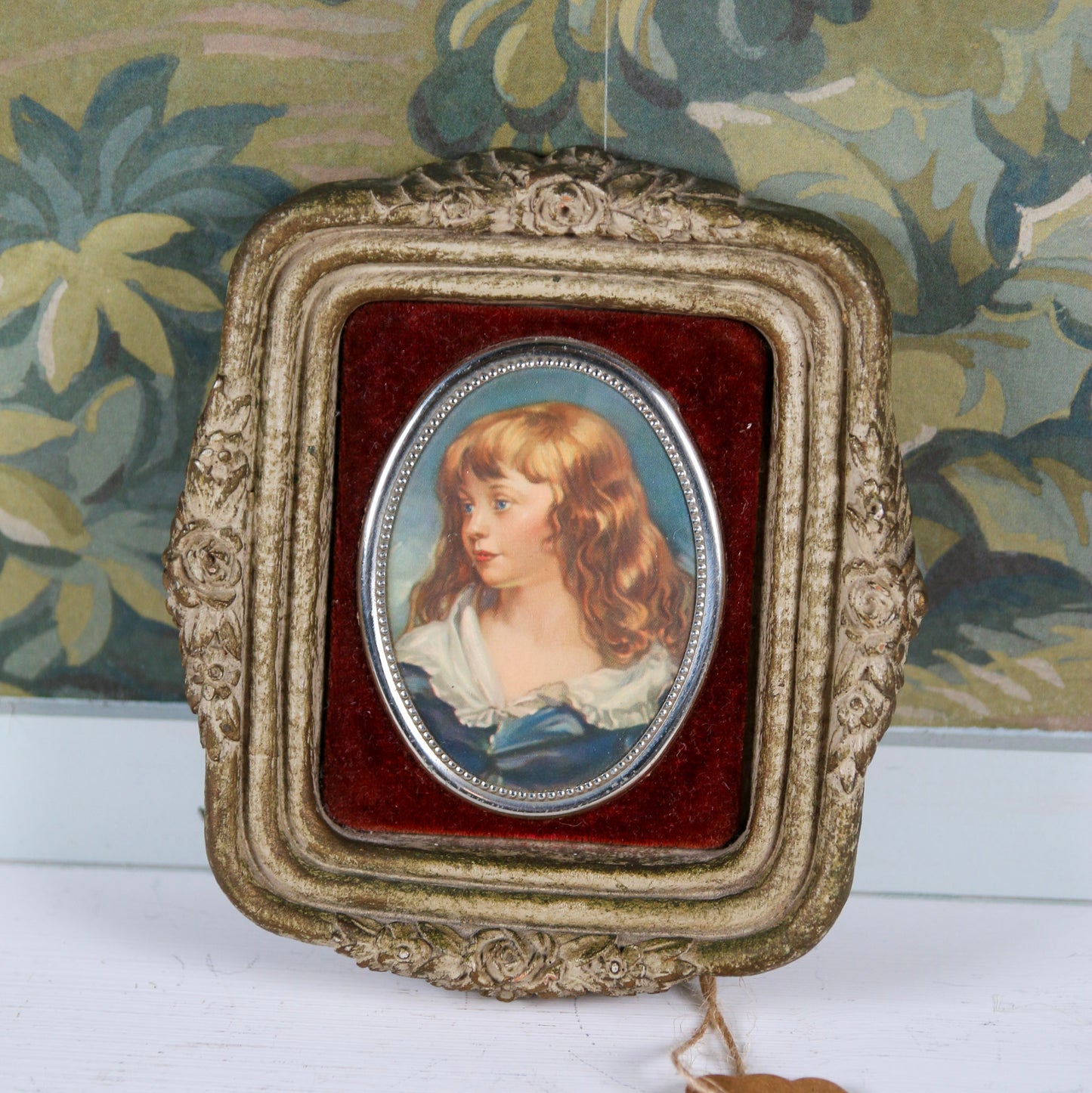 Small Vintage Cameo Print